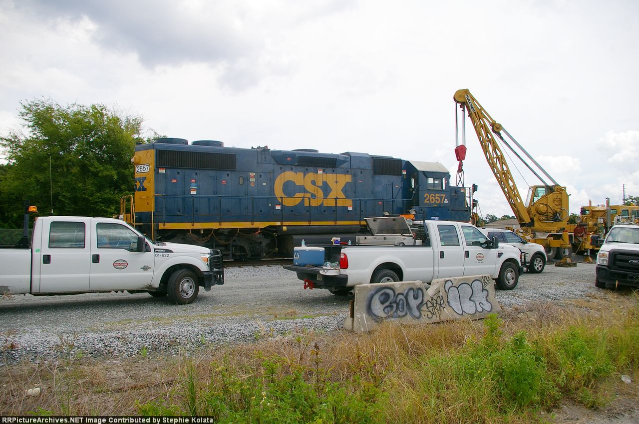 CSX 2657 BEING LIFTED BY HULCHER CRANE